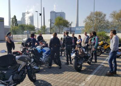 Motorradfahrer perfektionieren ihre Reaktionsgeschwindigkeit in einer Sicherheitsübungsstunde.