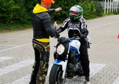Ein Fahrer übt im Sicherheitstraining das schnelle und sichere Ausweichen von Hindernissen.