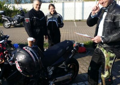 Motorradfahrer trainieren ihre Brems- und Ausweichmanöver in einem Sicherheitstraining.