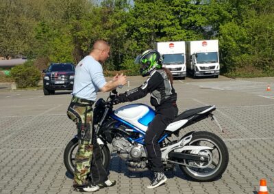 In einem Sicherheitstraining üben Motorradfahrer das richtige Verhalten in Notfällen.