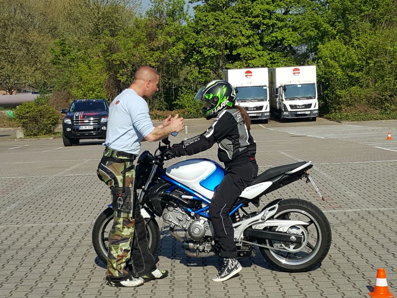 Sicherheitstraining In einem Sicherheitstraining üben Motorradfahrer das richtige Verhalten in Notfällen.
