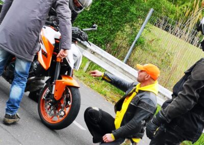 Motorrad-Sicherheitstraining: Fahrer verbessern ihre Fähigkeiten bei gefährlichen Verkehrssituationen.