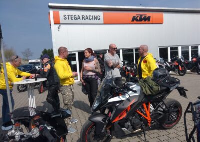 Fahrtechnik-Training für Motorradfahrer, das auf Notfallreaktionen und sicheres Fahren im Straßenverkehr fokussiert.