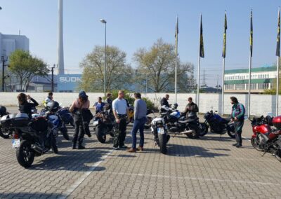 Motorradfahrer üben Sicherheitsmanöver wie Notbremsungen und Ausweichmanöver im Sicherheitstraining.